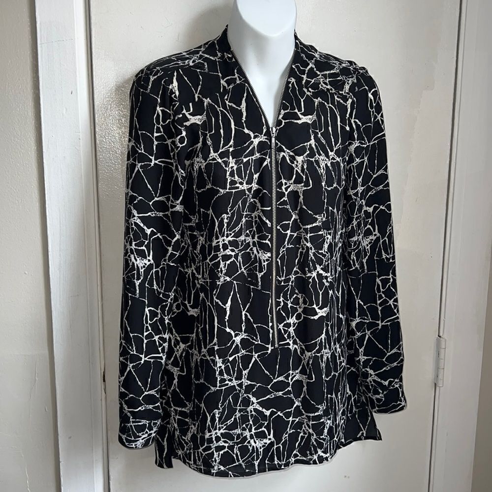 TROUVE Black and White Marble Print Zip Up Blouse-XS